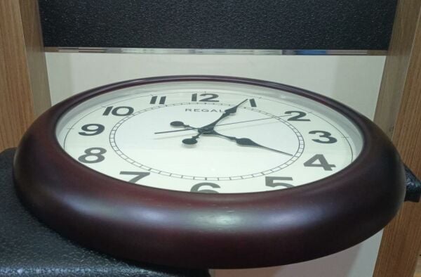 Regal 2101 RI Masif Ahşap Kasa Sessiz Akar Saniyeli Duvar Saat