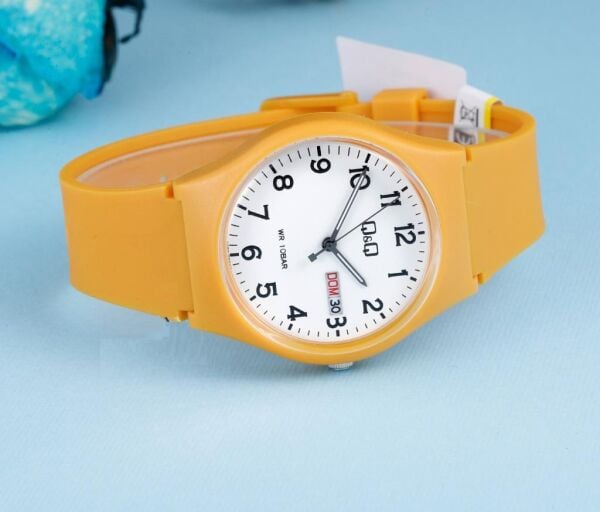 Q&Q V39A-005VY Turuncu Silikon Takvimli 10 Atm Su Geçirmez Genç Kol Saati