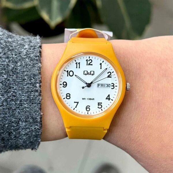 Q&Q V39A-005VY Turuncu Renkli Takvimli 10 Atm Su Geçirmez Genç Kol Saati