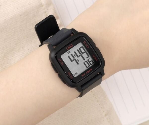 Q&Q G02A-003VY Siyah Renkli Alarmlı Kronometreli Işıklı 5 Atm Çocuk Kol Saati