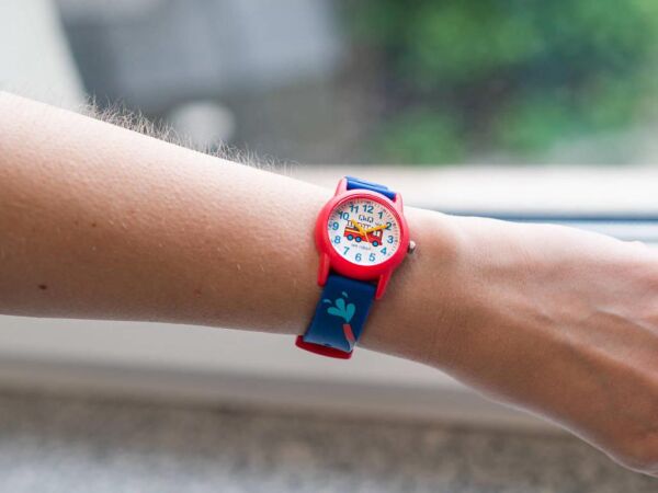 Q&Q VR99J019Y İtfaiye Arabası Desenli Silikon 10 Bar Su Geçirmez Çocuk Kol Saati