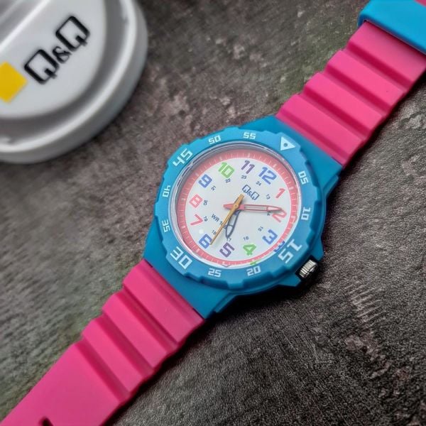 Q&Q VR19J014Y Renkli Rakamlı Çocuk Kol Saati