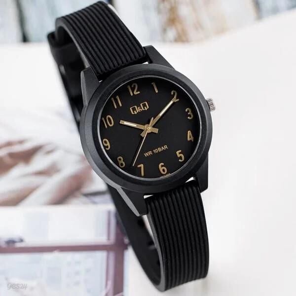 Q&Q VS13J009Y Siyah-Gold Silikon 10 Bar Su Geçirmez Çocuk Kol Saati