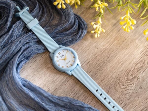 Q&Q VS13J006Y Mavi-Gold Silikon 10 Bar Su Geçirmez Çocuk Kol Saati