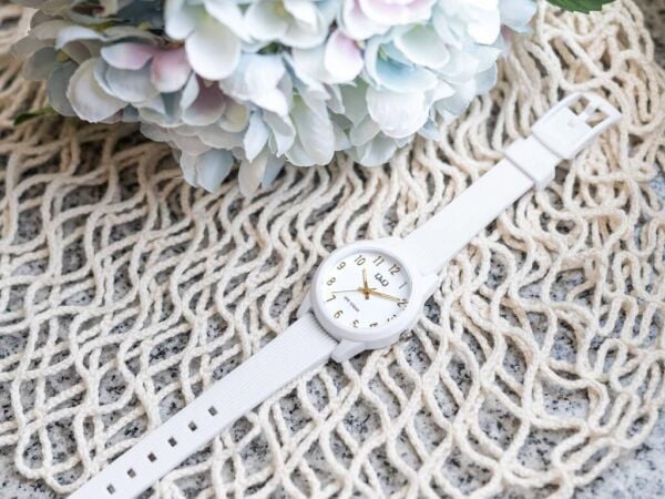 Q&Q VS13J008Y Beyaz-Gold Silikon 10 Bar Su Geçirmez Çocuk Kol Saati