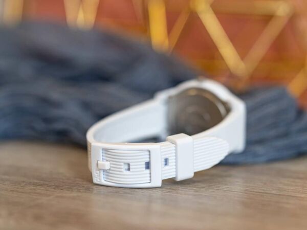 Q&Q VS13J008Y Beyaz-Gold Silikon 10 Bar Su Geçirmez Çocuk Kol Saati