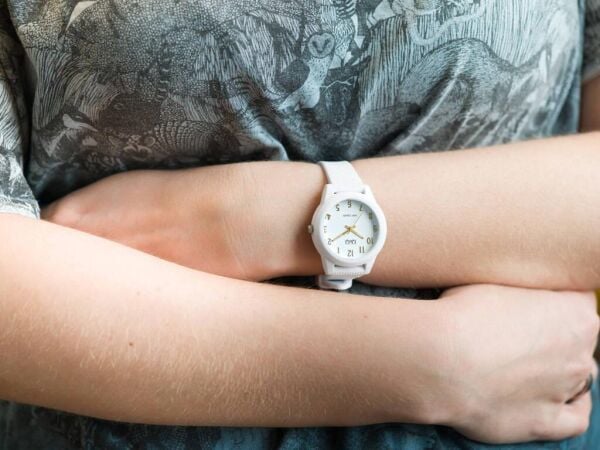 Q&Q VS13J008Y Beyaz-Gold Silikon 10 Bar Su Geçirmez Çocuk Kol Saati