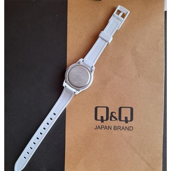 Q&Q VS13J008Y Beyaz-Gold Silikon 10 Bar Su Geçirmez Çocuk Kol Saati