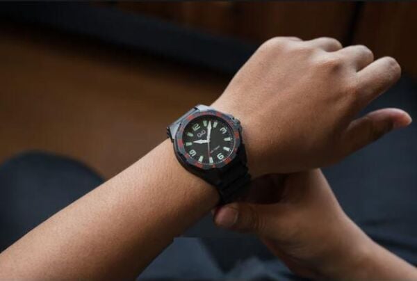 Q&Q VS44J006Y Fosforlu Silikon 10 Bar Su Geçirmez Genç Kol Saati