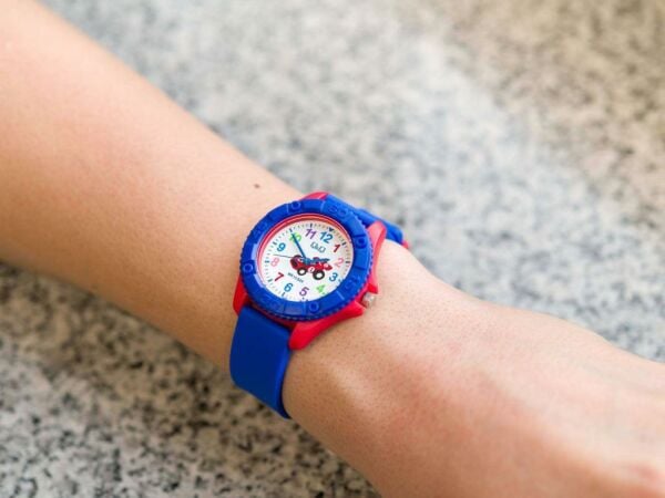 Q&Q VQ96J023Y Yarış Arabası Desenli Çocuk Kol Saati