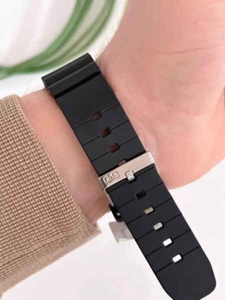 Q&Q V30A-001VY Siyah Renkli Silikon 10 Atm Su Geçirmez Genç Kol Saati