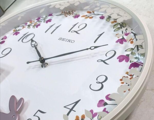 Seiko QXC238W Plastik Kasa Beyaz Renkli 33 cm Çaplı Tavşan Figürlü Sarkaçlı Modern Sessiz Saniye Mekanizmalı Duvar Saati