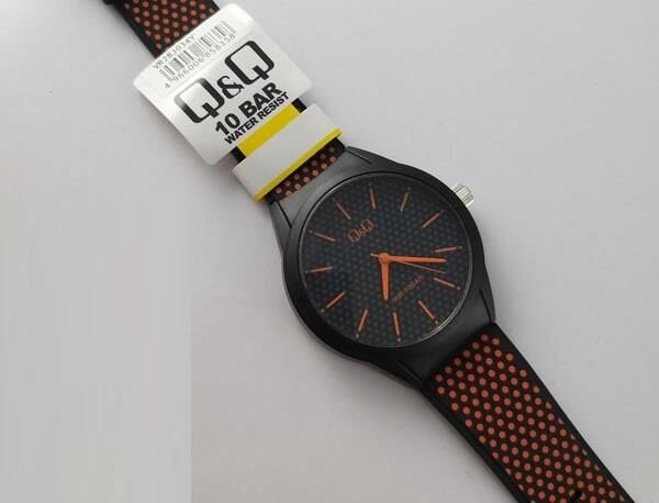 Q&Q VR28J034Y Siyah Renkli Puanlı 10 Atm Su Geçirmez Genç Kol Saati