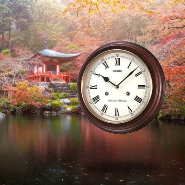 Seiko QXH202B Ahşap Kızılağaç Kasa Kahverengi Renkli 31.4 cm Çaplı Westminster Çanlı Şık Dekoratif Sessiz Saniye Mekanizmalı Duvar Saati