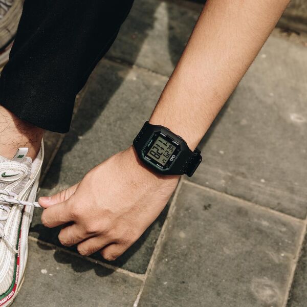 Q&Q M158J004Y Alarmlı Tarihli Kronometreli Işıklı Genç Kol Saati