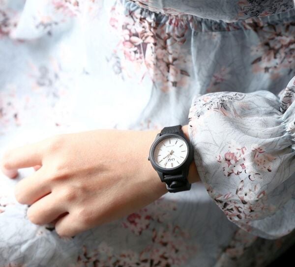 Q&Q VS13J003Y Siyah Renkli Çizgi Rakam Analog Çocuk Kol Saati