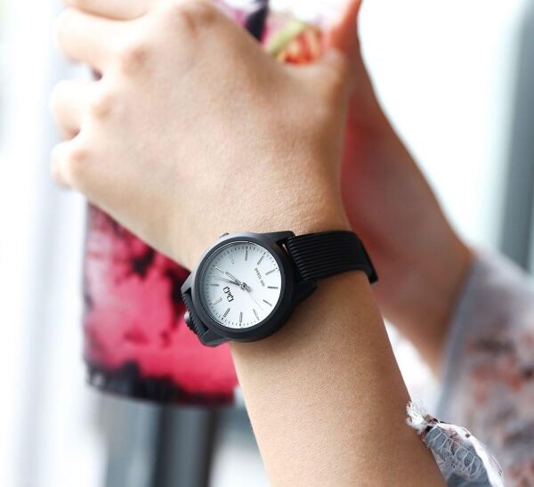 Q&Q VS13J003Y Siyah Renkli Çizgi Rakam Analog Çocuk Kol Saati