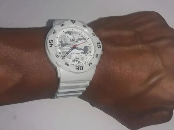 Q&Q V02A-012VY Kamujlaj Silikon 10 Bar Su Geçirmez Genç Kol Saati