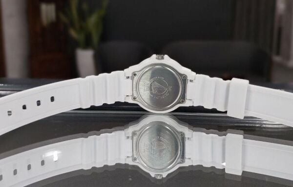 Q&Q V07A-003VY Beyaz Renkli Silikon 10 Atm Su Geçirmez Çocuk Kol Saati