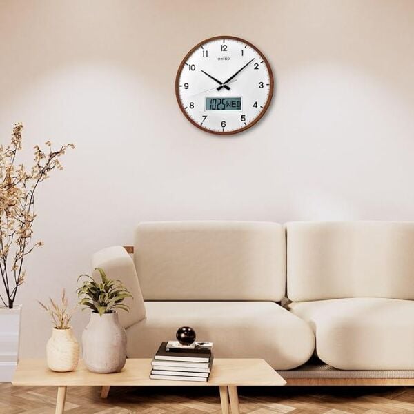 Seiko QXL008B Ahşap Akçaağaç Kasa Kahverengi Renkli 36 cm Çaplı Dijital Takvimli Sessiz Saniye Mekanizmalı Duvar Saati