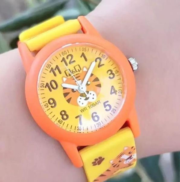Q&Q V22A-016VY Kaplan Desenli Çocuk Kol Saati