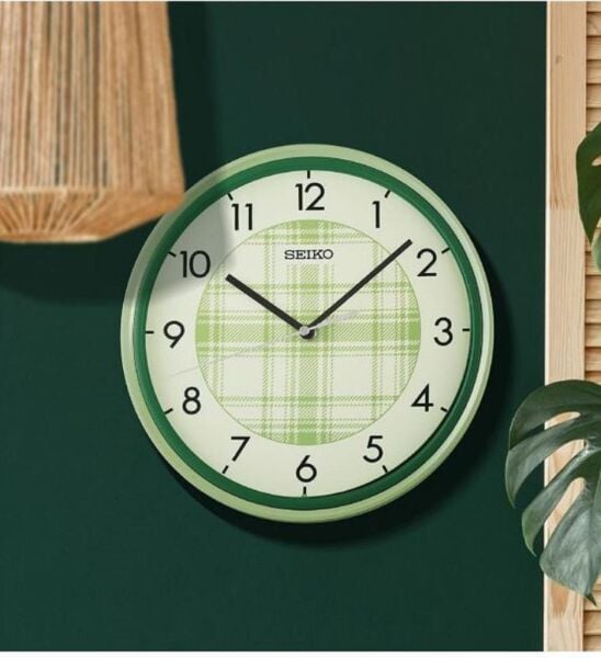 Seiko QHA016M Plastik Kasa Yeşil Renkli 27.5 cm Çaplı Quartz Mekanizmalı Duvar Saati