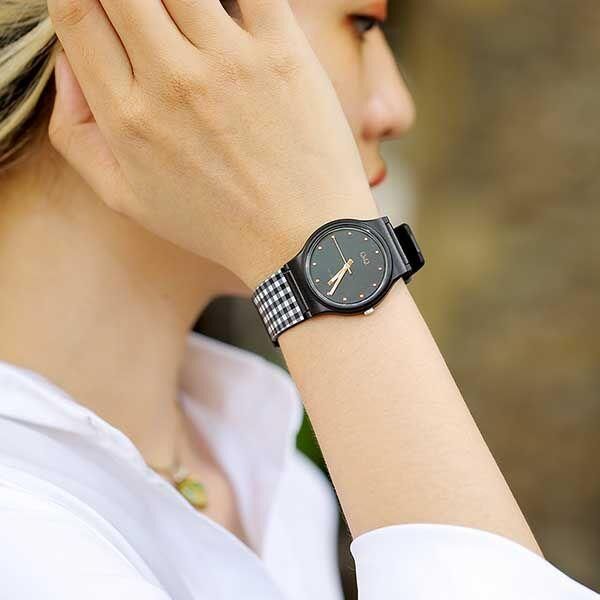 Q&Q VP46J055Y Ekose Tarz Silikon 10 Atm Su Geçirmez Çocuk Kol Saati