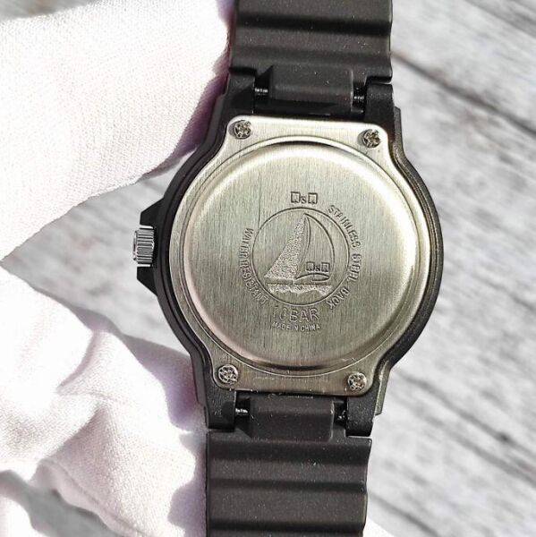 Q&Q VR19J005Y Siyah Renkli Fosforlu 10 Atm Su Geçirmez Çocuk Kol Saati