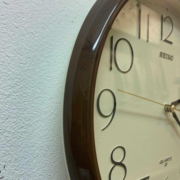 Seiko QXA695B Plastik Kasa Kahverengi Renkli 29.5 cm Çaplı Quartz Mekanizmalı Duvar Saati