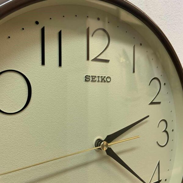 Seiko QXA695B Plastik Kasa Kahverengi Renkli 29.5 cm Çaplı Quartz Mekanizmalı Duvar Saati