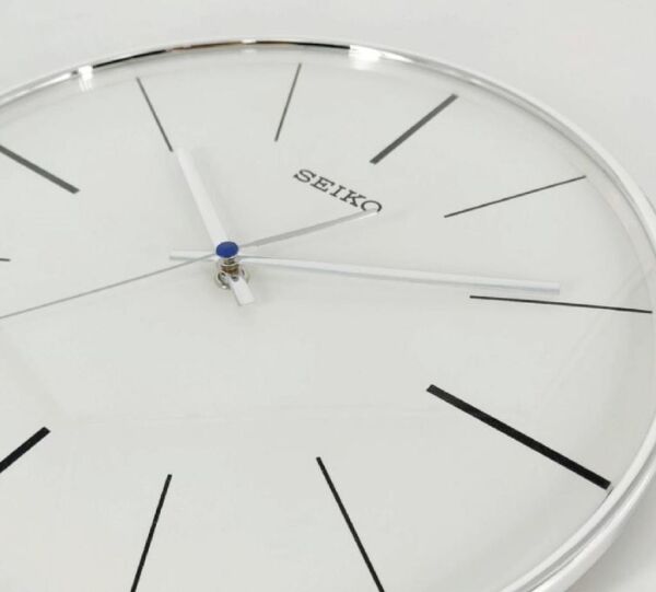 Seiko QXA634A Plastik Kasa Beyaz Renkli 30 cm Çaplı Şık Tasarım Dekoratif Sessiz Saniye Mekanizmalı Duvar Saati