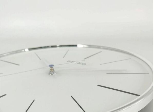 Seiko QXA634A Plastik Kasa Beyaz Renkli 30 cm Çaplı Şık Tasarım Dekoratif Sessiz Saniye Mekanizmalı Duvar Saati