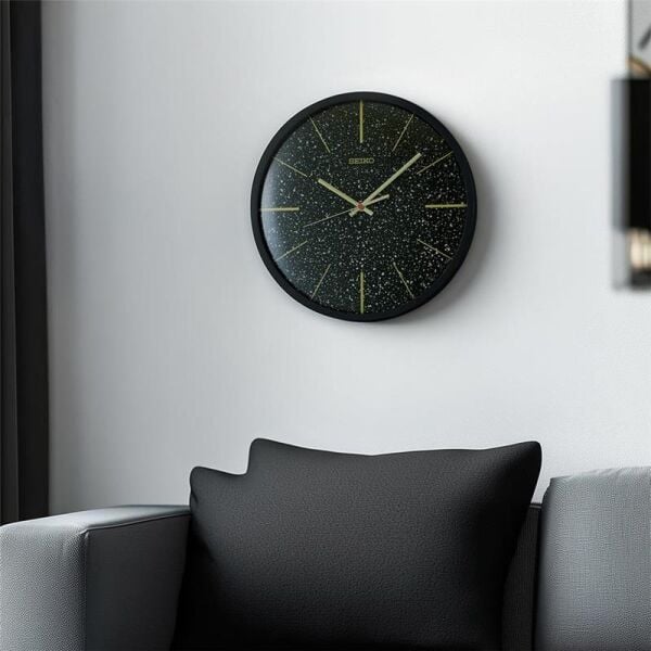 Seiko QXA828K Ahşap Kasa Siyah Renkli 33 cm Çaplı Quartz Mekanizmalı Duvar Saati