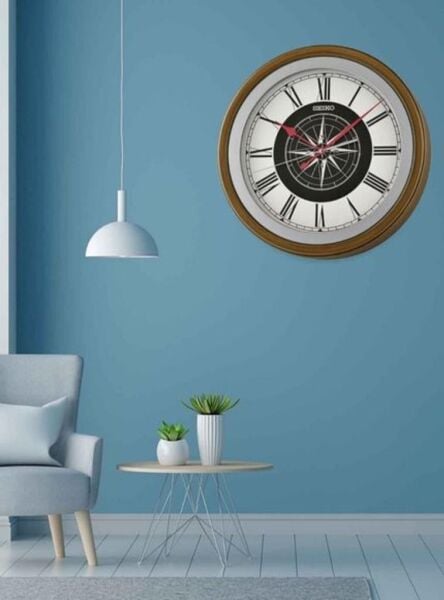 Seiko QXA844B Plastik Kasa Kahverengi Renkli 35 cm Çaplı Pusula Kadranlı Quartz Mekanizmalı Duvar Saati