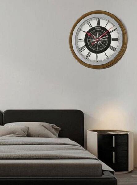 Seiko QXA844B Plastik Kasa Kahverengi Renkli 35 cm Çaplı Pusula Kadranlı Quartz Mekanizmalı Duvar Saati