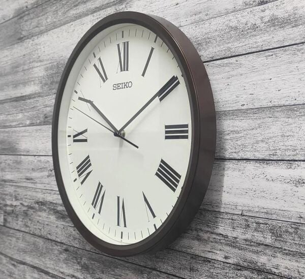 Seiko QHA009B Plastik Kasa Kahverengi Renkli 30,5 cm Çaplı Quartz Mekanizmalı Duvar Saati