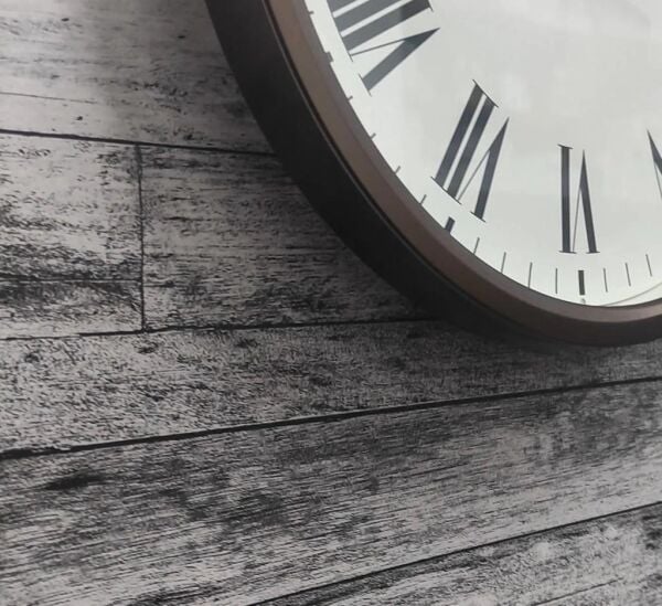 Seiko QHA009B Plastik Kasa Kahverengi Renkli 30,5 cm Çaplı Quartz Mekanizmalı Duvar Saati