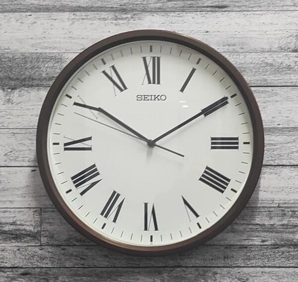 Seiko QHA009B Plastik Kasa Kahverengi Renkli 30,5 cm Çaplı Quartz Mekanizmalı Duvar Saati