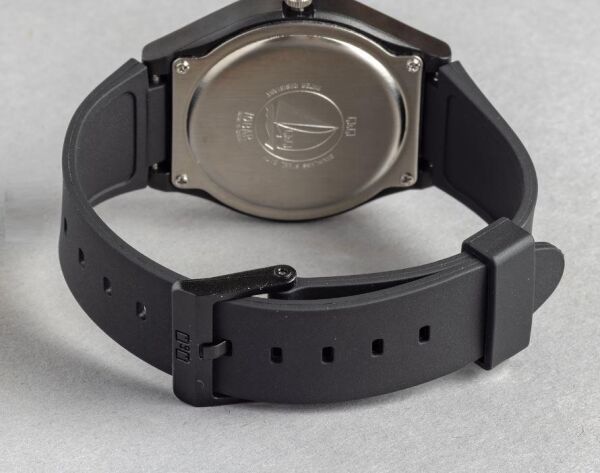 Q&Q A212J003Y Siyah Renkli Takvimli 10 Atm Su Geçirmez Genç Kol Saati