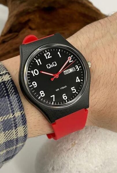 Q&Q A212J009Y Kırmızı Renkli Takvimli 10 Atm Su Geçirmez Genç Kol Saati