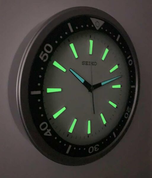 Seiko QXA723S Plastik Kasa Gri Renkli 40 cm Çaplı  LumiBrite Modern Sessiz Saniye Mekanizmalı Duvar Saati