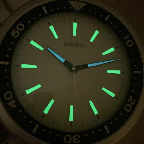 Seiko QXA723S Plastik Kasa Gri Renkli 40 cm Çaplı  LumiBrite Modern Sessiz Saniye Mekanizmalı Duvar Saati