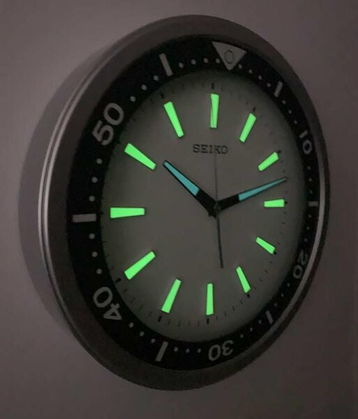 Seiko QXA723S Plastik Kasa Gri Renkli 40 cm Çaplı  LumiBrite Modern Sessiz Saniye Mekanizmalı Duvar Saati