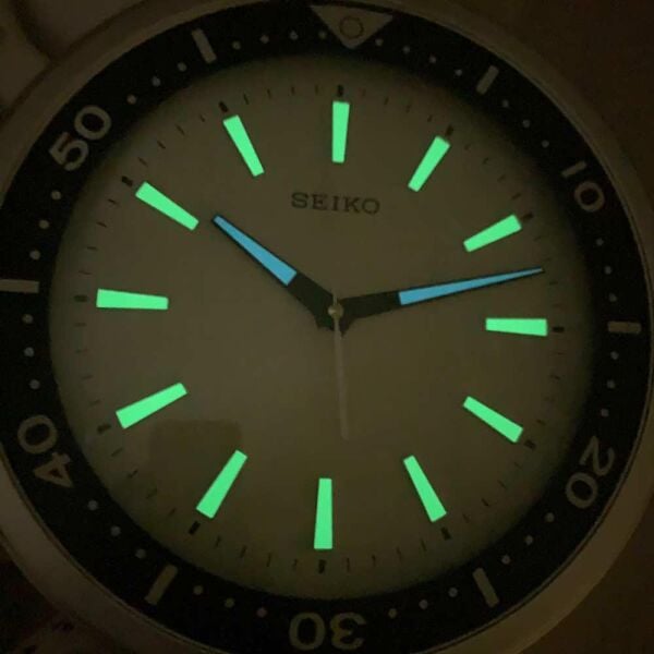 Seiko QXA723S Plastik Kasa Gri Renkli 40 cm Çaplı  LumiBrite Modern Sessiz Saniye Mekanizmalı Duvar Saati
