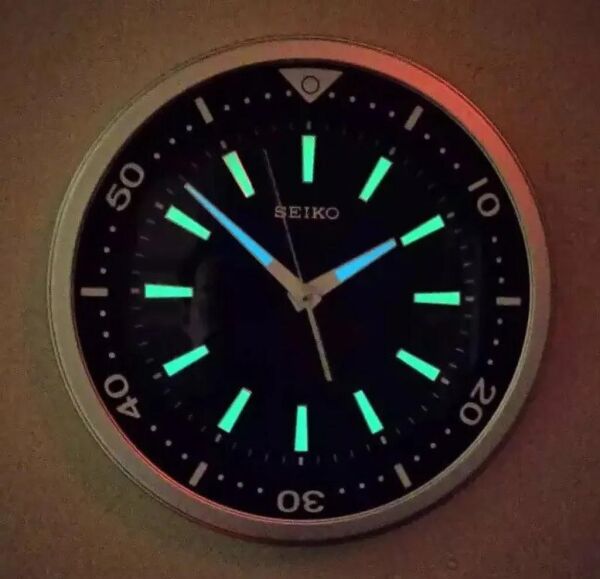 Seiko QXA723A Plastik Kasa Gri Renkli 40 cm Çaplı  LumiBrite Modern Sessiz Saniye Mekanizmalı Duvar Saati