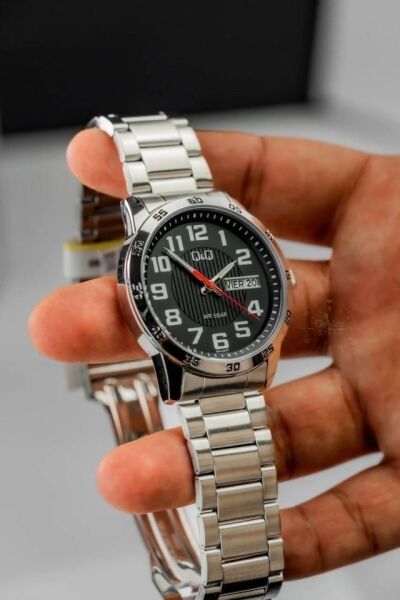 Q&Q A37A-004PY Takvimli 5 Bar Su Geçirmez Erkek Kol Saati