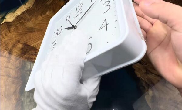 Casio IQ-06-7DF Plastik Kasa Beyaz Renkli 24.5 x 23 cm Çaplı Modern Quartz Saniye Mekanizmalı Duvar Saati