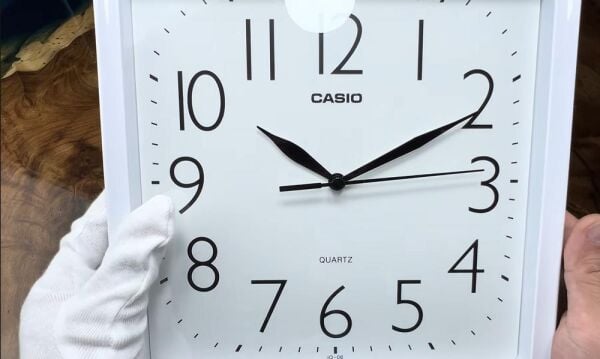 Casio IQ-06-7DF Plastik Kasa Beyaz Renkli 24.5 x 23 cm Çaplı Modern Quartz Saniye Mekanizmalı Duvar Saati