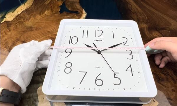 Casio IQ-06-7DF Plastik Kasa Beyaz Renkli 24.5 x 23 cm Çaplı Modern Quartz Saniye Mekanizmalı Duvar Saati