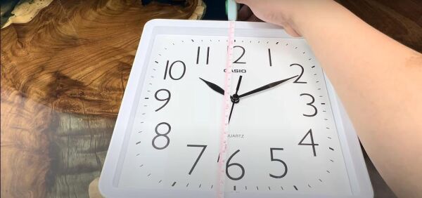 Casio IQ-06-7DF Plastik Kasa Beyaz Renkli 24.5 x 23 cm Çaplı Modern Quartz Saniye Mekanizmalı Duvar Saati